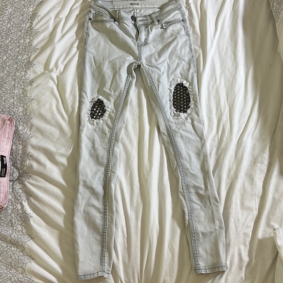 BDG mid rise twig light grey jeans with studded knees size 24 - Picture 2 of 8